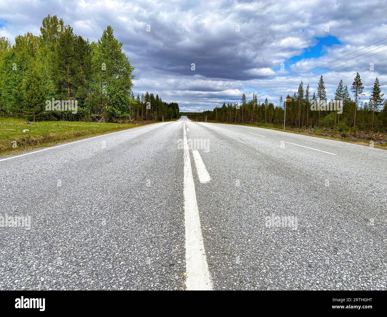 Strada statale lungo il confine russo, Kostamustie, Finlandia Foto Stock