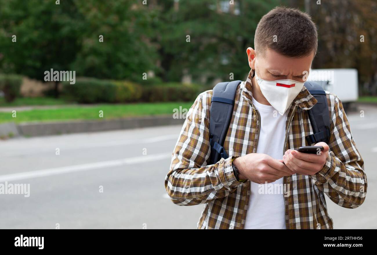 Un tizio con una maschera protettiva per strada. Ferma il coronavirus Foto Stock