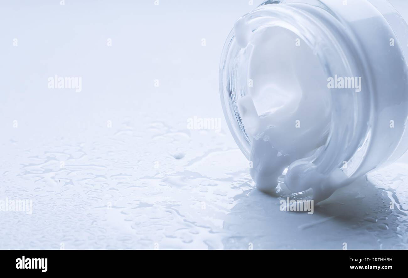 Prodotto cosmetico per la cura della pelle del viso Foto Stock