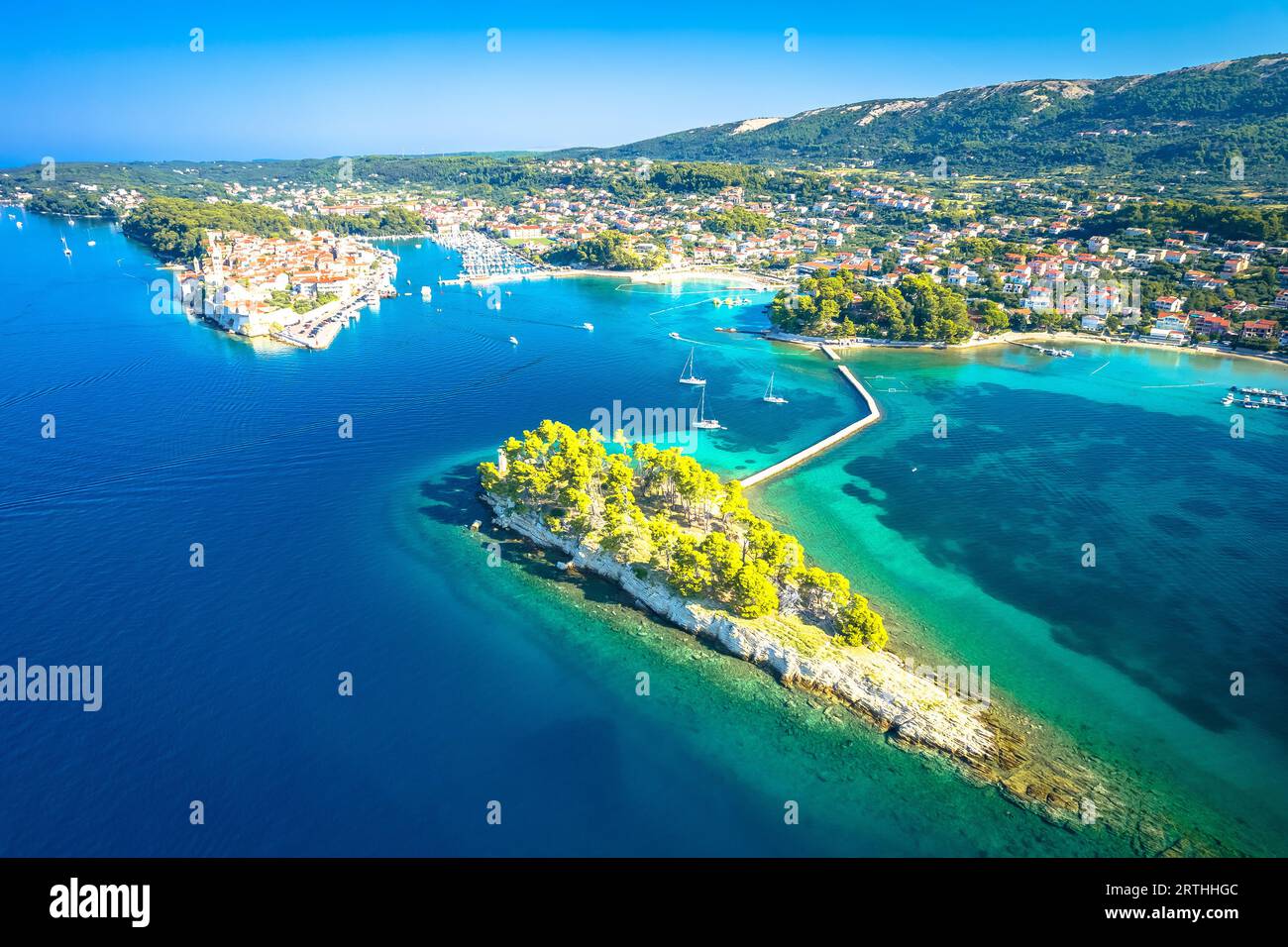 Isola di Saint Juraj e città storica di Rab vista aerea, isola di Rab, arcipelago della Croazia Foto Stock