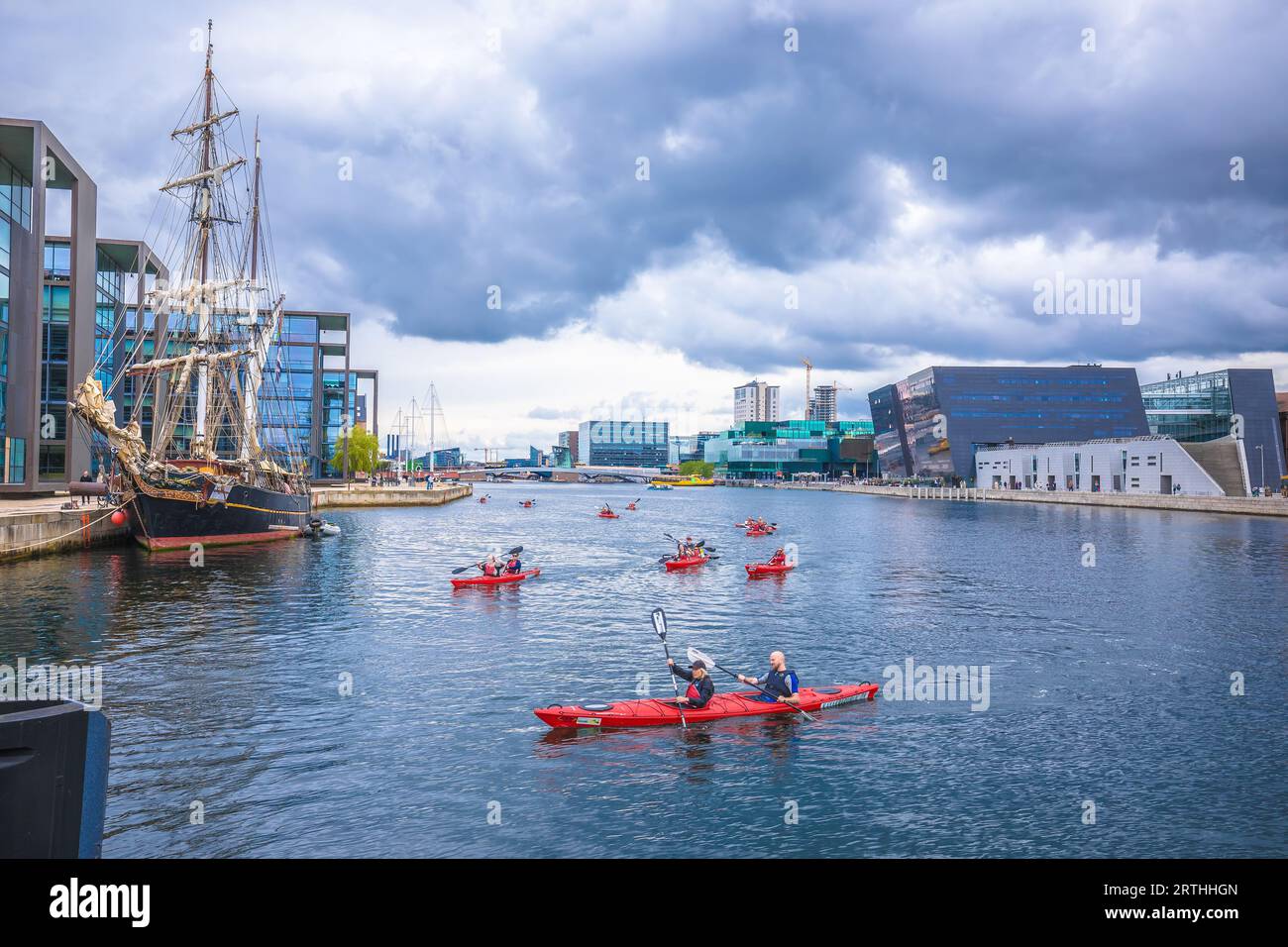 Copenaghen, Danimarca, agosto 29 2023: Gente kayak nel canale di Copenaghen, capitale della Danimarca. Le attività ricreative acquatiche sono famose in Scandinavia Foto Stock