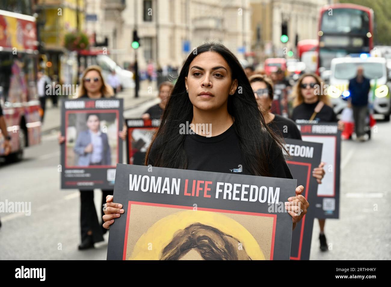 Londra, Regno Unito. In una potente dimostrazione di sostegno per il movimento di protesta delle donne in Iran, 50 manifestanti del gruppo di attivisti "Stage of Freedom" hanno marciato attraverso il centro di Londra tenendo 10 immagini raffiguranti Mahsa Amini. Una protesta più grande si terrà a Londra tra tre giorni per celebrare il primo anniversario della sua morte sotto custodia della polizia. Aveva solo 22 anni. Crediti: michael melia/Alamy Live News Foto Stock