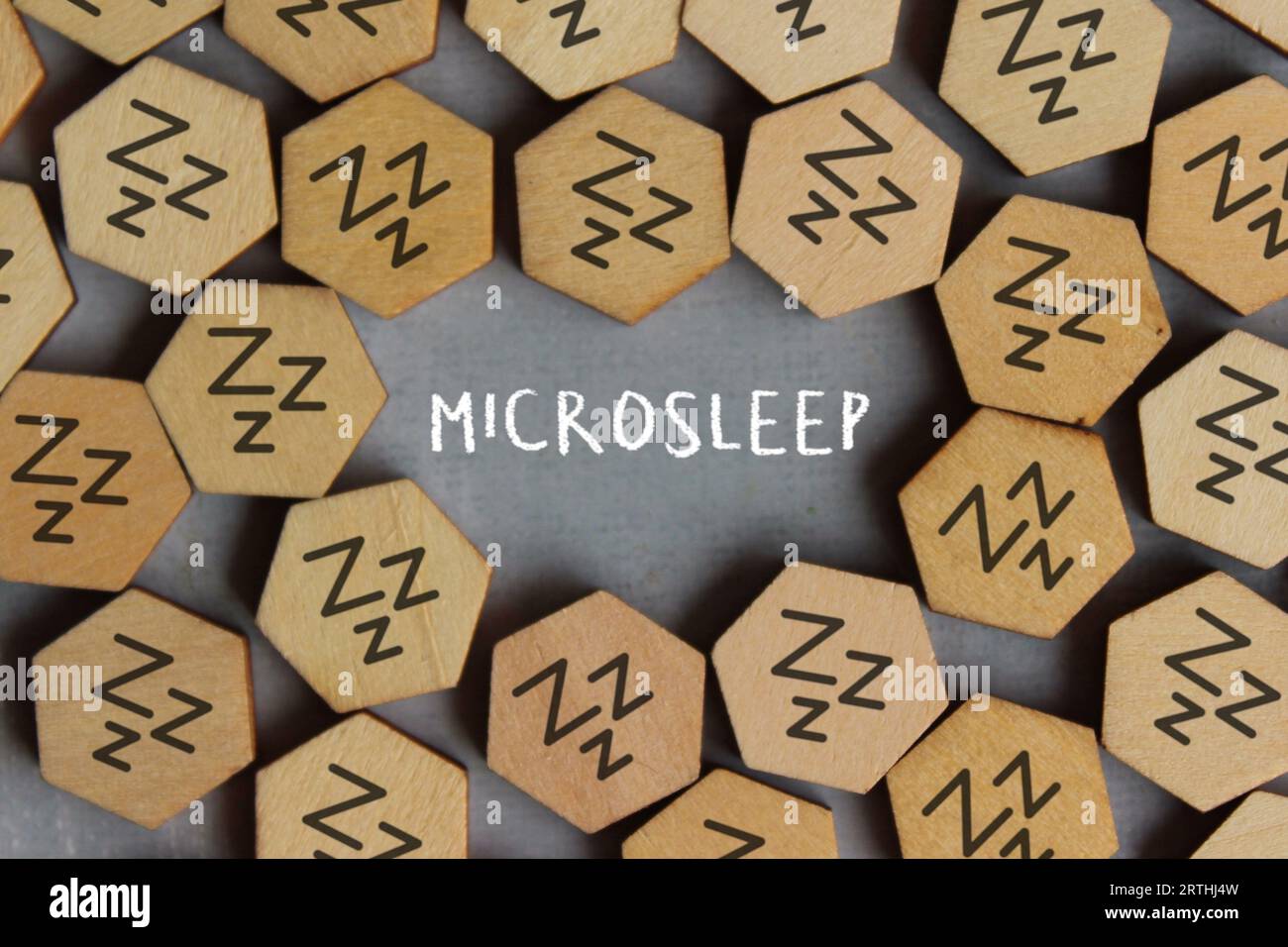 Immagine dall'alto di cubi in legno con icona del sonno e testo MICROSLEEP. Foto Stock