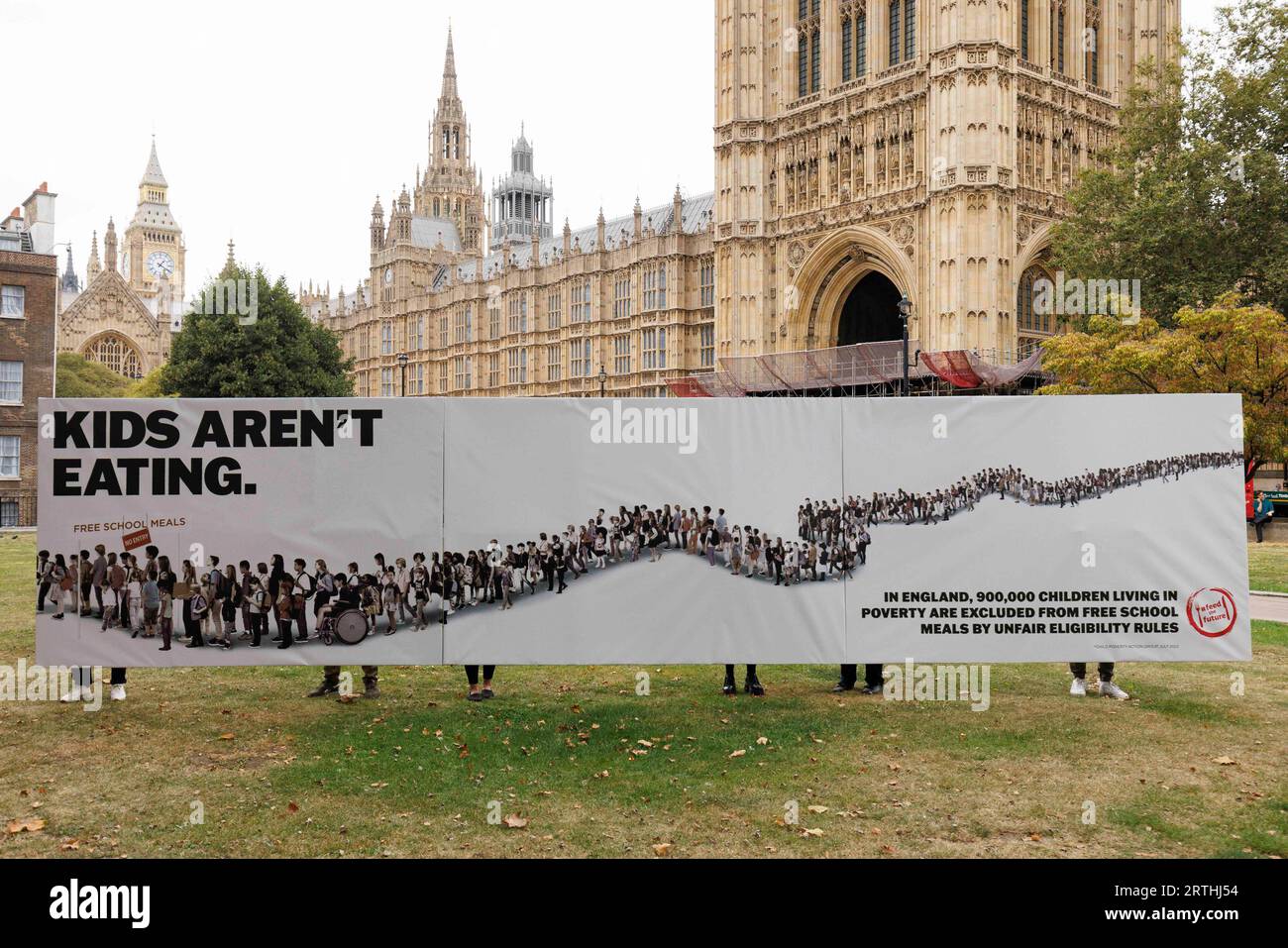 USO EDITORIALE SOLO dei giovani ambasciatori del cibo per la protesta della Fondazione alimentare a Westminster con la loro reinterpretazione di un manifesto politico nell’ambito della campagna «Feed the Future», con l’obiettivo di indurre i politici a impegnarsi a estendere l’accesso ai pasti della scuola libera, poiché 900.000 bambini che vivono in povertà non sono ammissibili al programma. Data foto: Mercoledì 23 settembre. Foto Stock