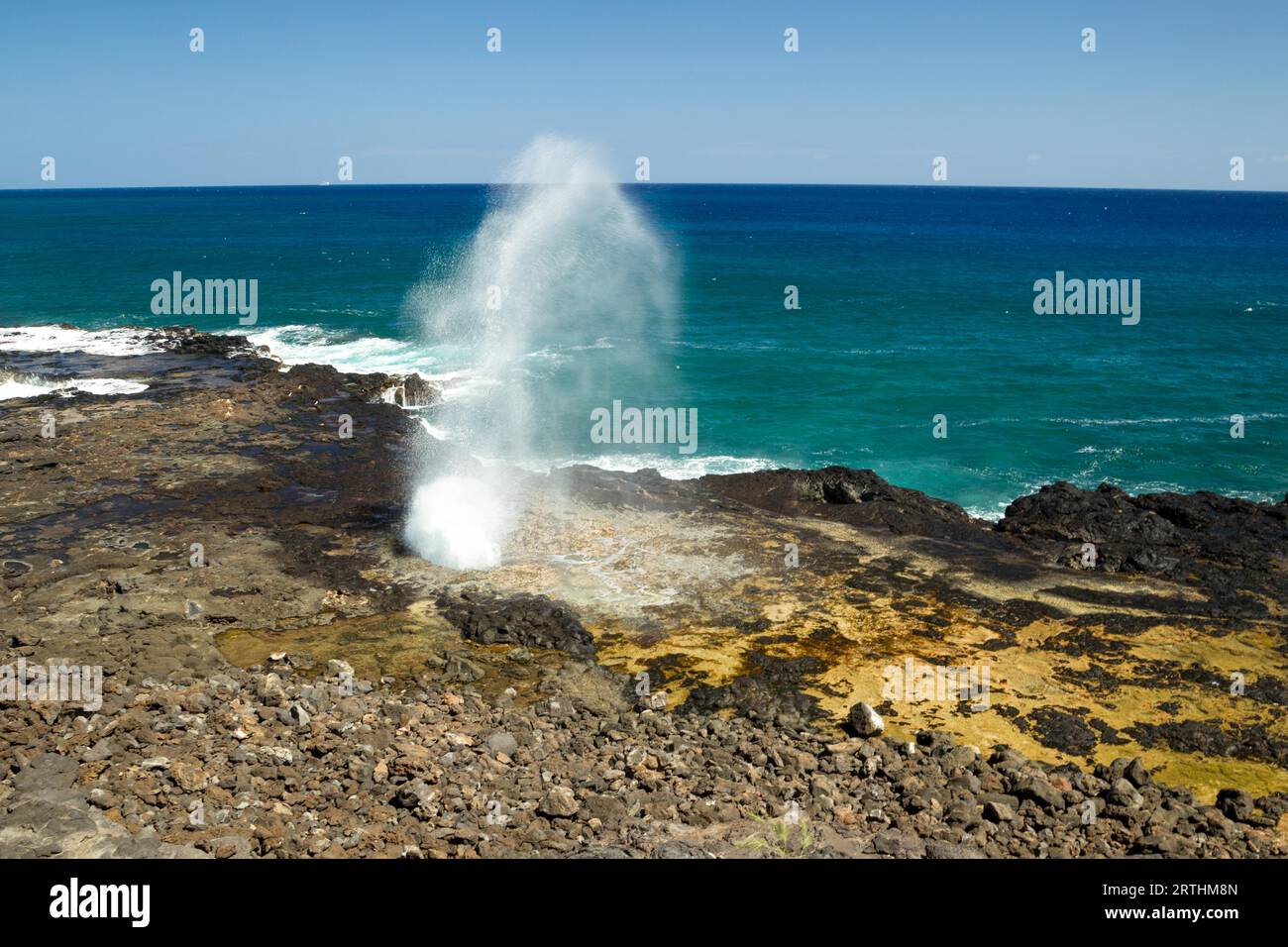 Spouting Horn, un blowhole sulla costa sud di Kauai, Hawaii, USA Foto Stock