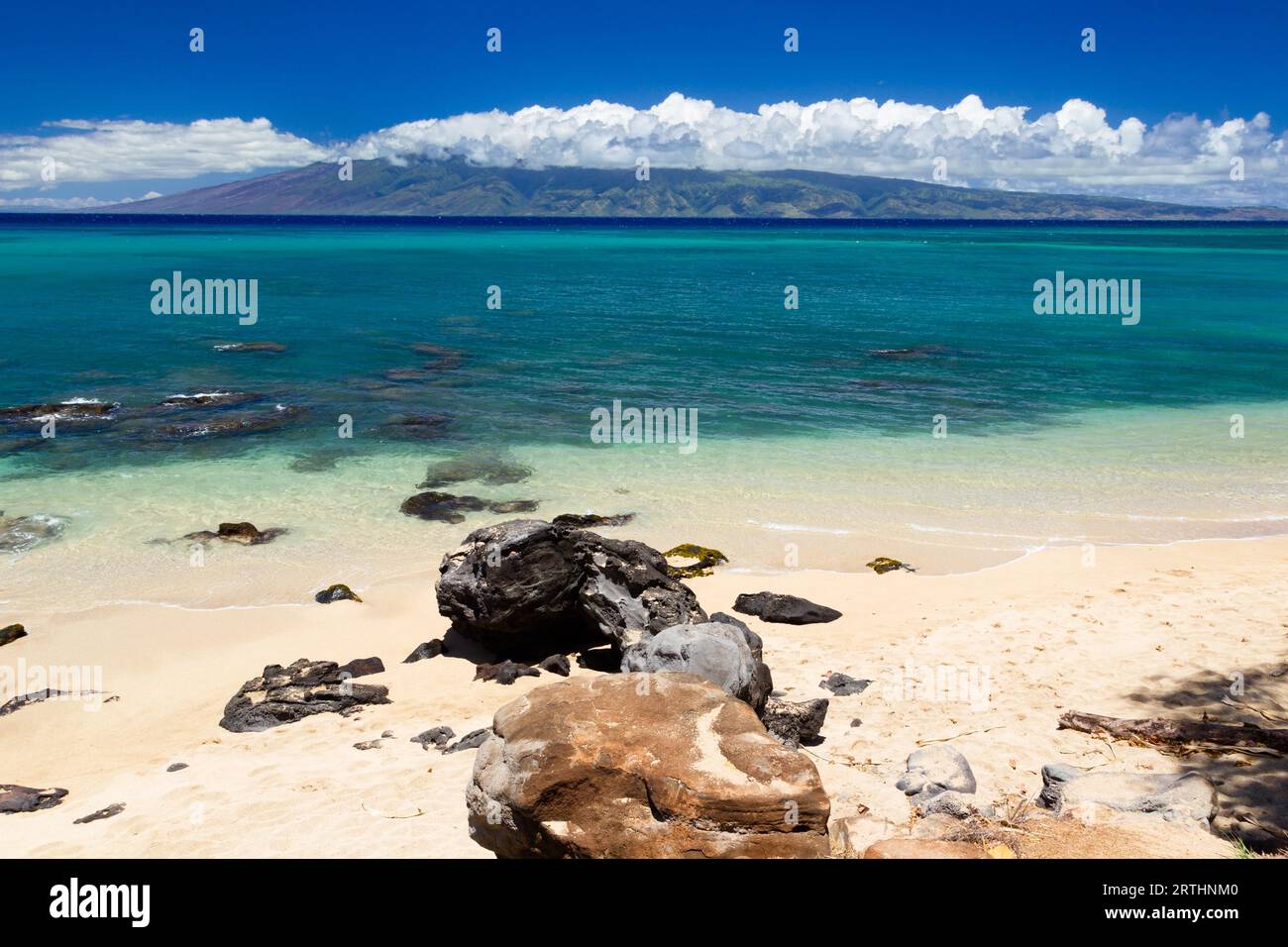 Vista di Molokai dalla spiaggia di Kaanapali a Maui, Hawaii, USA Foto Stock