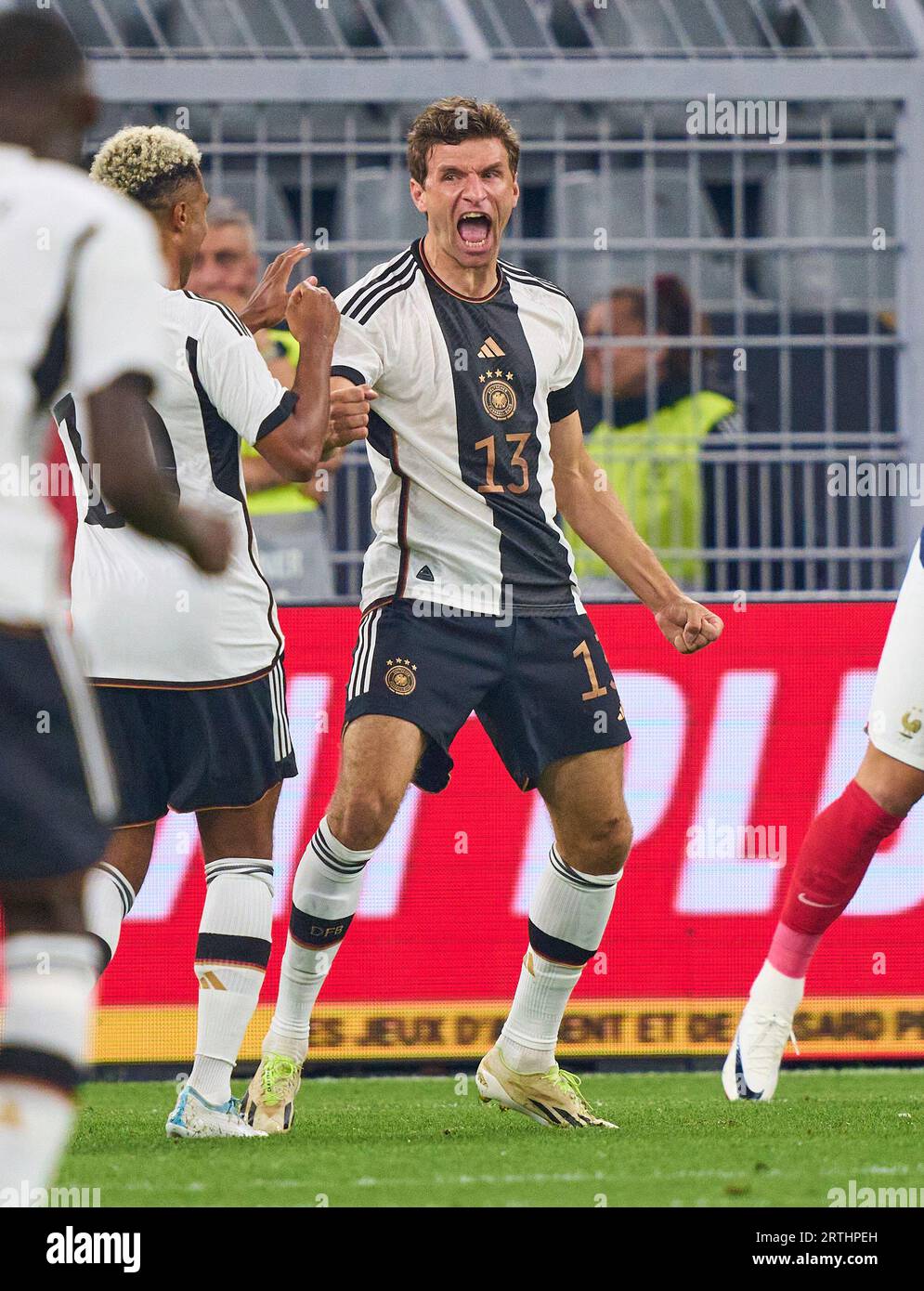 Thomas Müller, Mueller, DFB 13 punteggi, tiri goal , Tor, Treffer, Torschuss, 1-0, celebra il suo obiettivo, Happy, ridi, festeggia, con Serge Gnabry, DFB 10 nella partita amichevole GERMANIA - FRANCIA 2-1 DEUTSCHLAND - FRANKREICH 2-1 preparazione per i Campionati europei 2024 in Germania, stagione 2023/2024, il 12 settembre 2023 a Dortmund, Germania. © Peter Schatz / Alamy Live News Foto Stock
