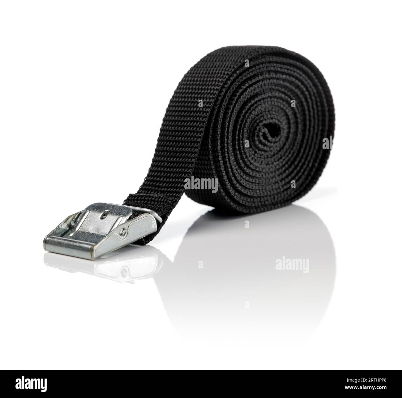 Cinghia di ancoraggio in nylon nero con blocco a camma isolata su bianco con riflesso naturale Foto Stock