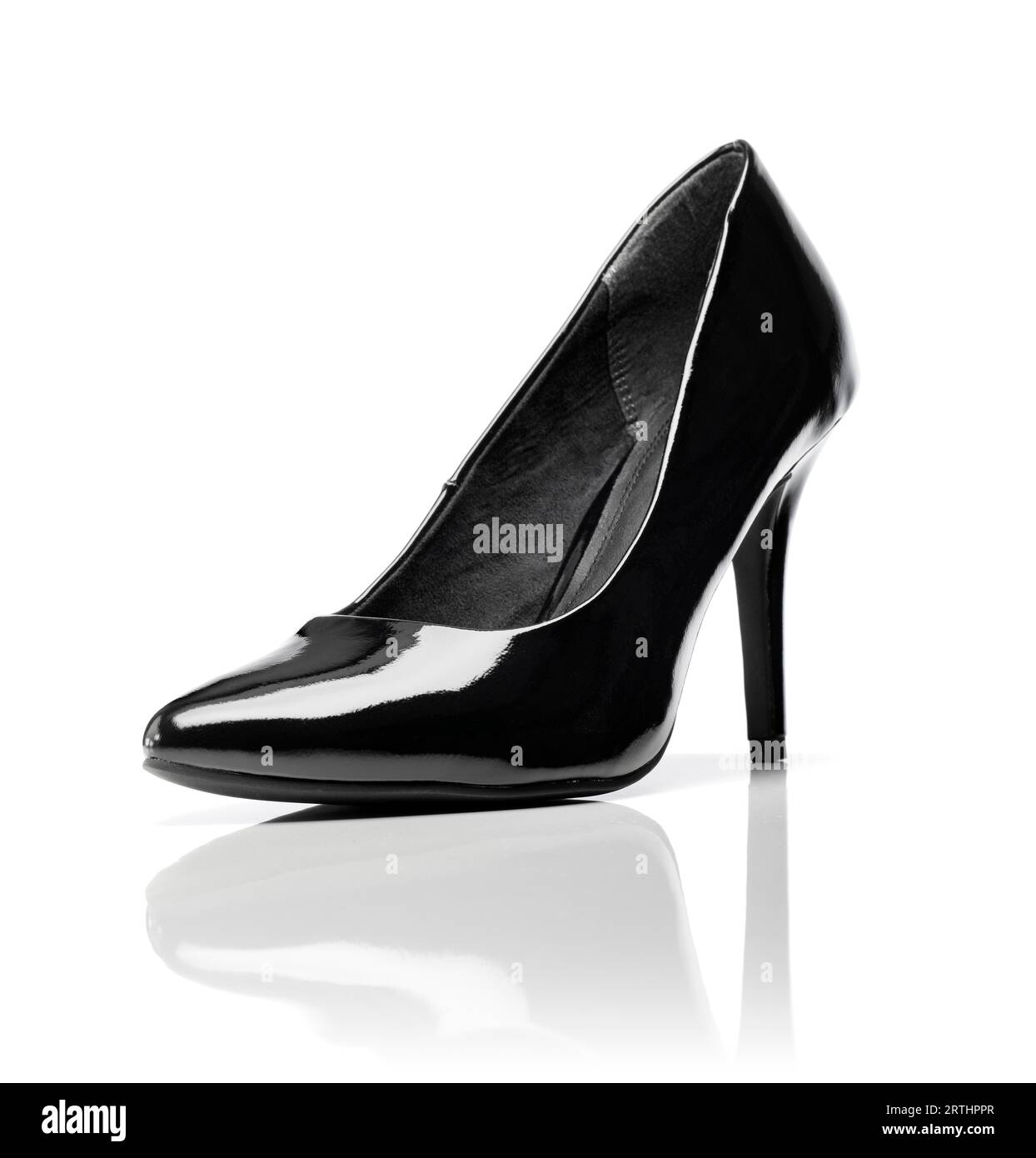 Scarpa décolleté da donna con tacco a stiletto lucido nero su bianco Foto Stock
