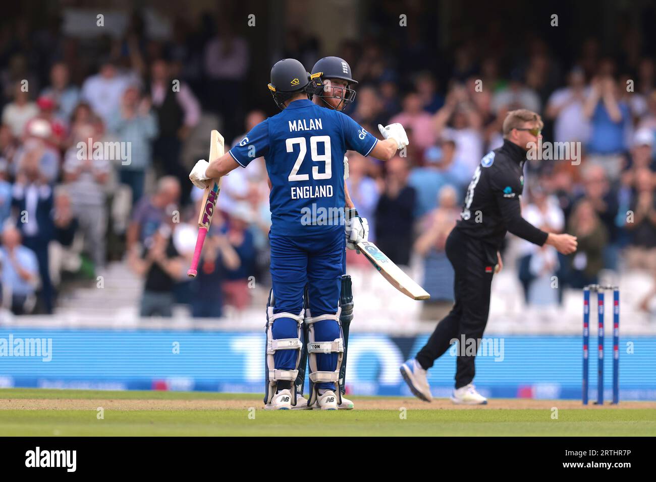 Londra, Regno Unito. 13 settembre 2023. L'inglese Ben Stokes raggiunge il suo secolo quando l'Inghilterra affronta la nuova Zelanda nella terza Metro Bank One Day International al Kia Oval Credit: David Rowe/Alamy Live News Foto Stock