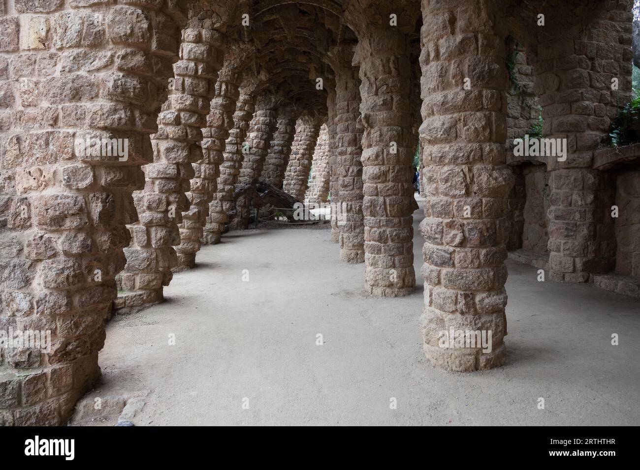 Spagna, Barcellona, Parco Guell, passaggio colonnato con colonne angolate del Passeig de les Palmeres (parte pubblica al di fuori della zona monumentale) Foto Stock