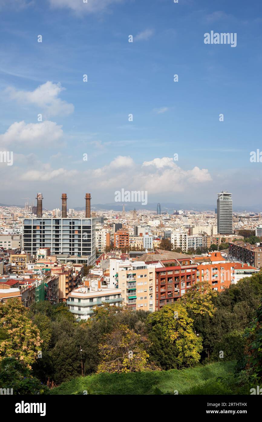 Città di Barcellona cityscape, sul primo piano El Poble Sec quartiere di quartiere Sants-Montjuic, Catalogna, Spagna Foto Stock