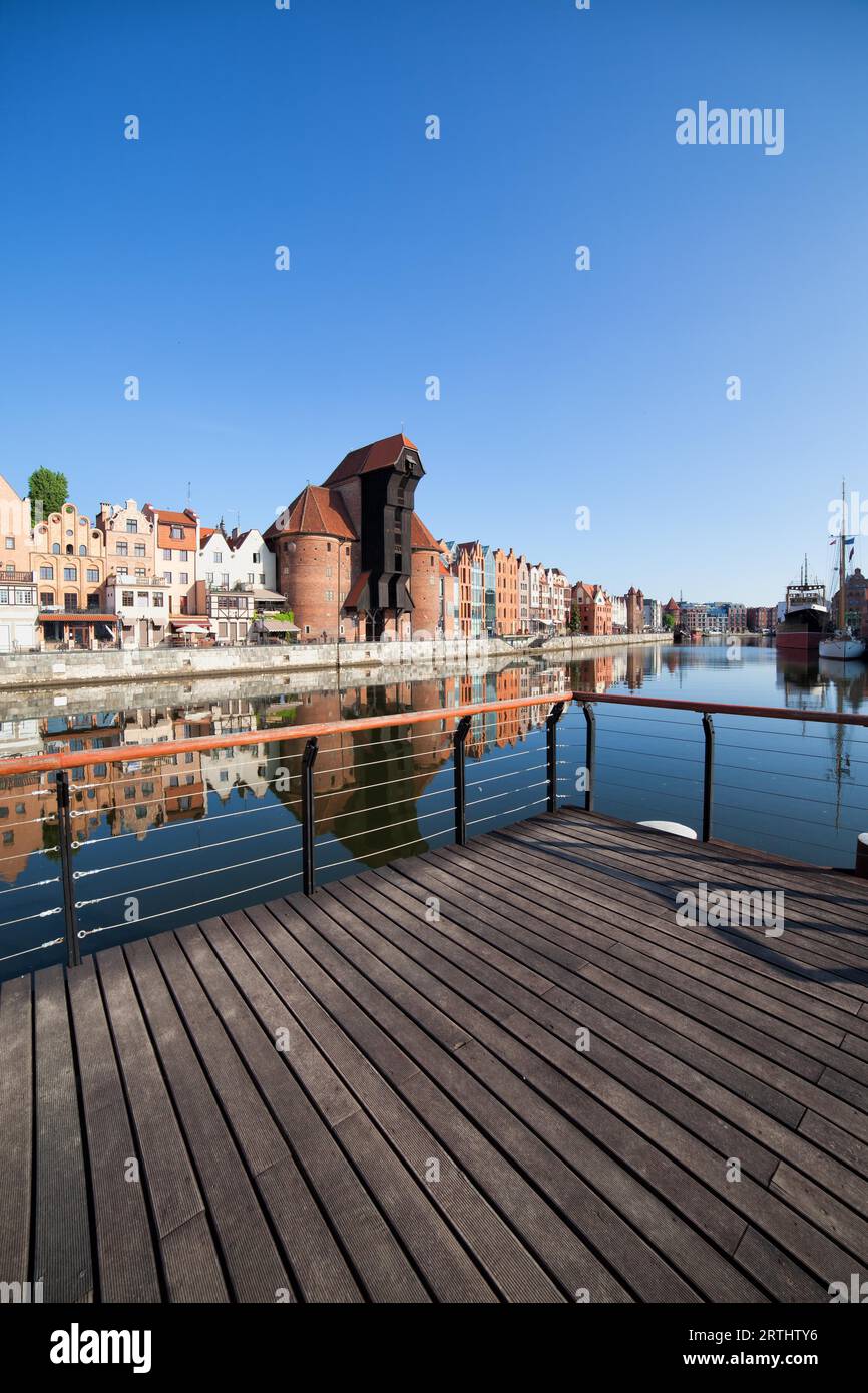 Città di Gdansk cityscape in Polonia, Città Vecchia skyline dalla passerella al vecchio fiume Motlawa Foto Stock