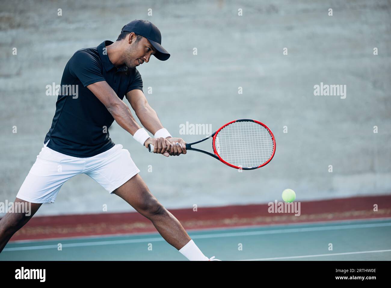 Tennista che riceve il servizio. Tennista professionista che colpisce una palla con una racchetta. Foto Stock