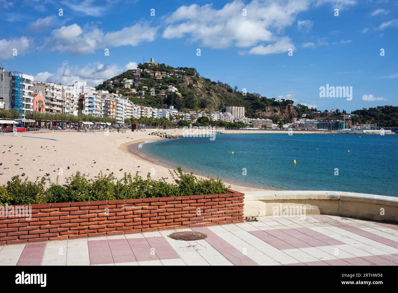 Blanes cittadina sulla Costa Brava in Spagna, in Catalogna, in vista della spiaggia dalla passeggiata a mare mediterraneo Foto Stock