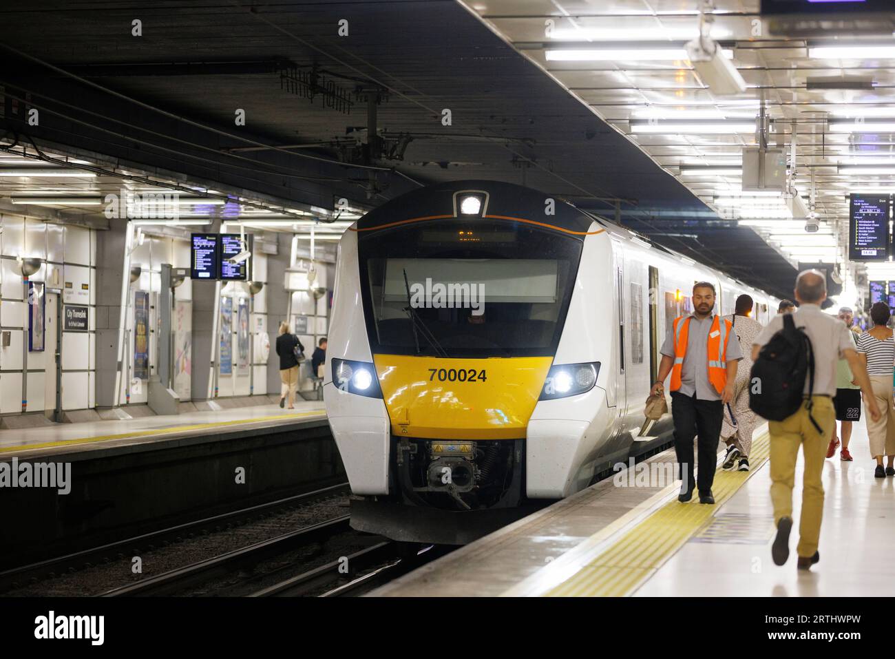 Il treno Thameslink Class 700 numero 700024, si trova sul binario 2 in direzione sud alla stazione City Thameslink, Ludgate Hill, Londra. Foto Stock