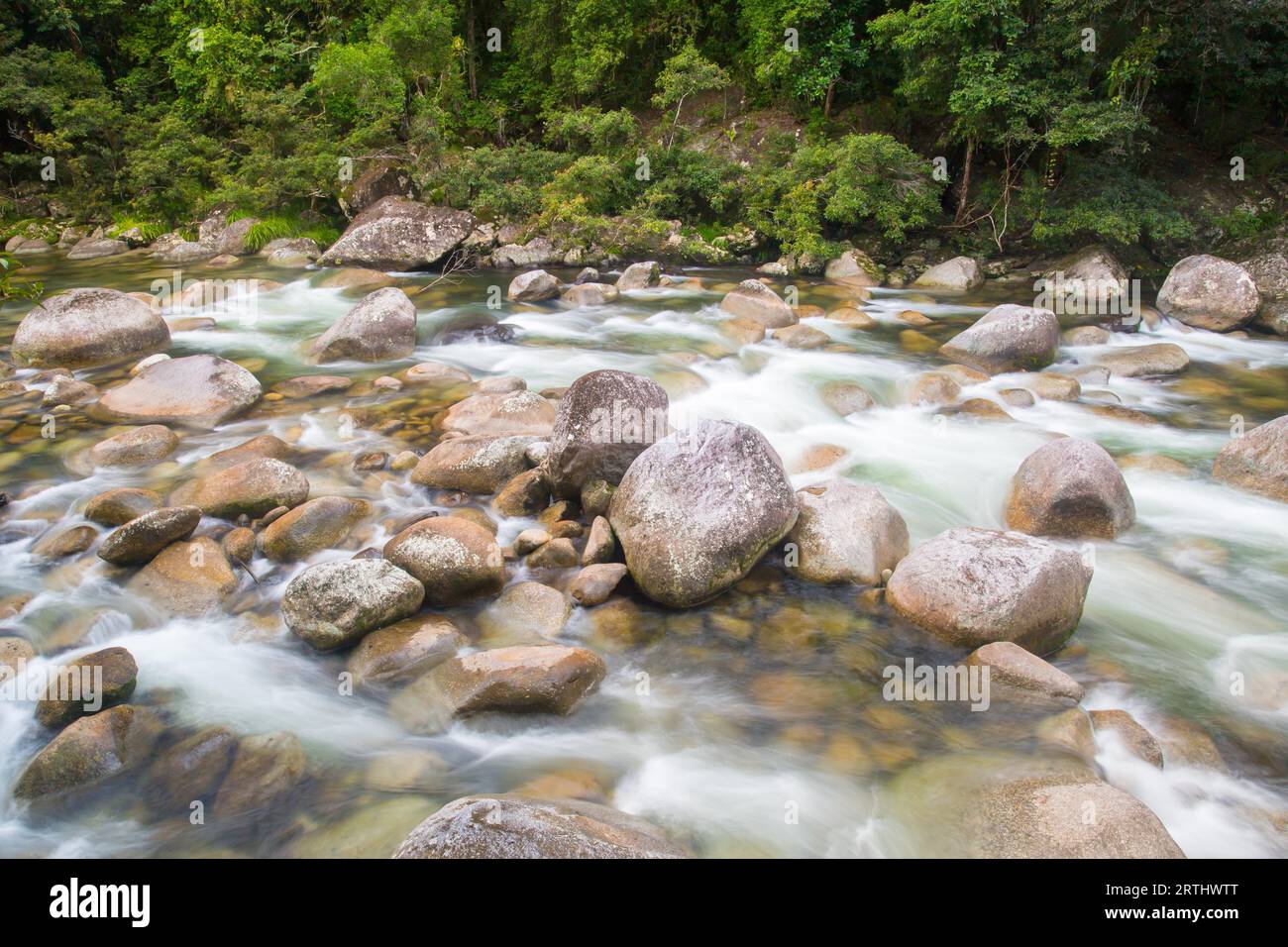 L'acqua del fiume Mossman fluisce sulle antiche rocce e massi in Mossman Gorge, Queensland, Australia Foto Stock