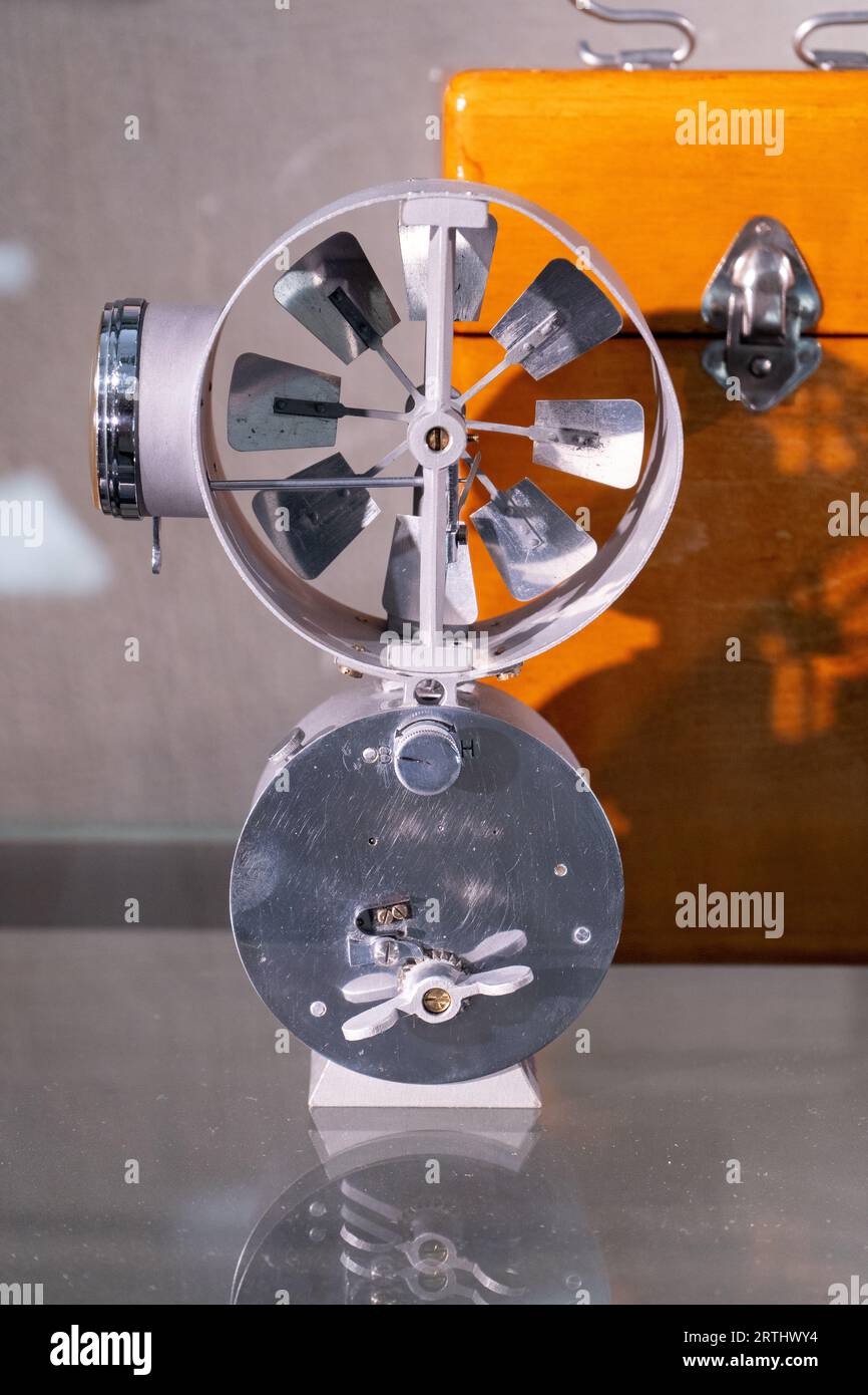 L'anemometro è un dispositivo per misurare la velocità di movimento dei gas dell'aria. In meteorologia, per misurare la velocità del vento. Lame per elica piccole Foto Stock