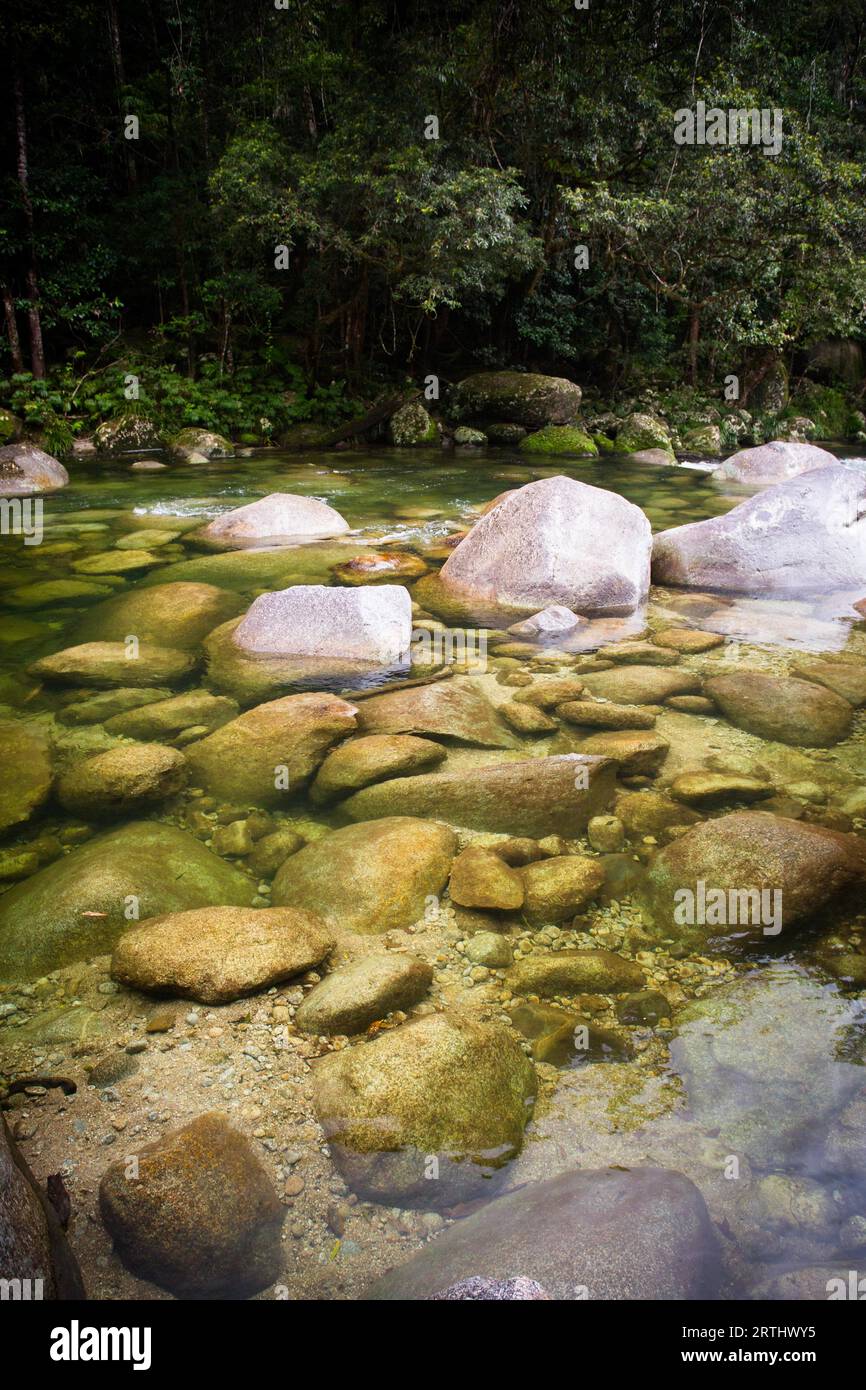 L'acqua del fiume Mossman fluisce sulle antiche rocce e massi in Mossman Gorge, Queensland, Australia Foto Stock