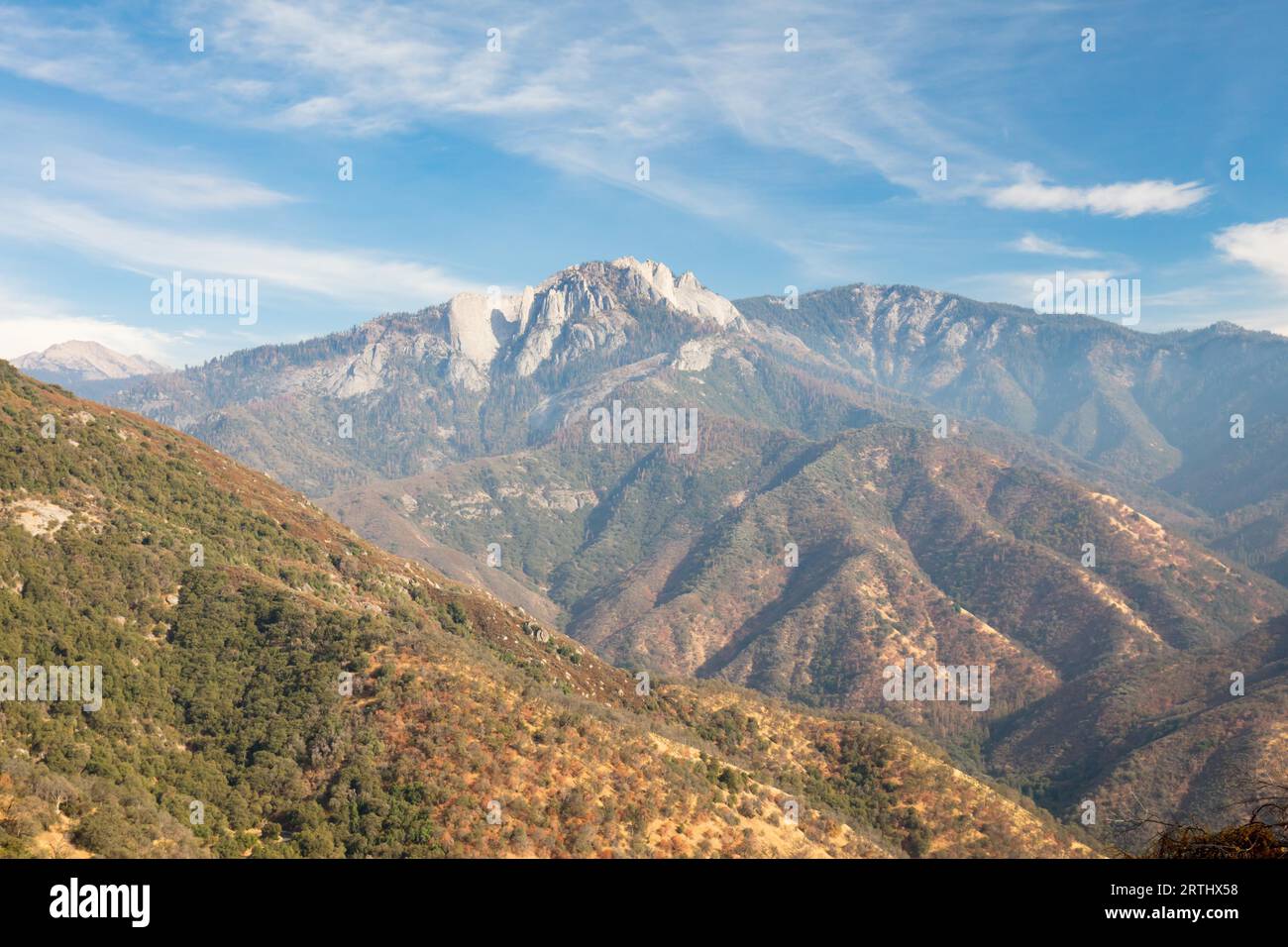 Punto di anfiteatro guardando verso Castle Rock picco nel Parco Nazionale di Sequoia su generali Hwy in California, Stati Uniti d'America Foto Stock