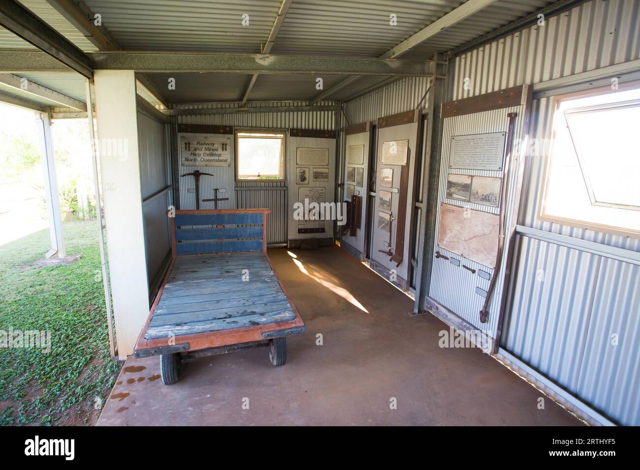 Stazione ferroviaria di Mount Surprise che ospita il treno Savannahlander nel Queensland rurale, Australia Foto Stock