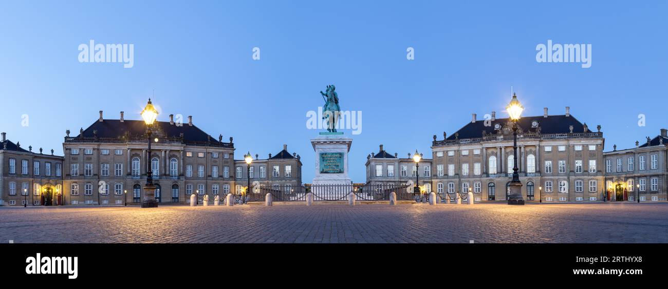 Copenaghen, Danimarca, 5 giugno 2016: Fotografia serale panoramica del Palazzo di Amalienborg e della statua di Frederik V. Foto Stock