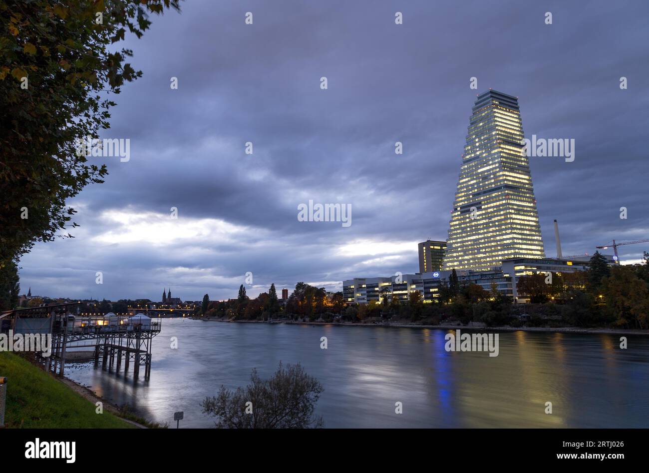 Basilea, Svizzera, 20 ottobre 2016: Vista del fiume Reno con la Torre Roche illuminata Foto Stock