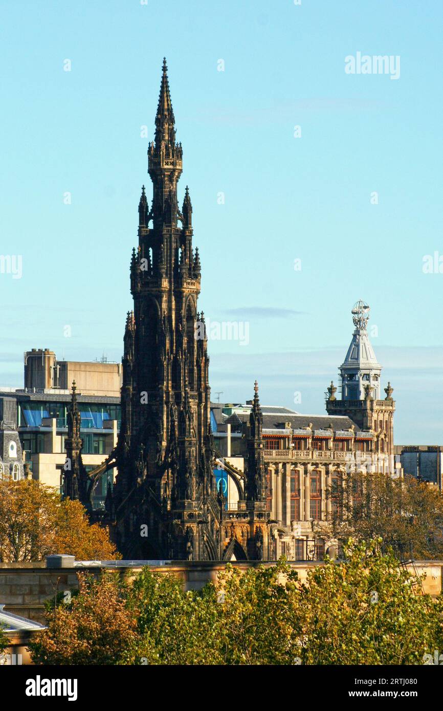 Il Monumento Scott è un monumento gotico vittoriano dedicato all'autore scozzese Sir Walter Scott. È il più grande monumento a uno scrittore del mondo. Foto Stock