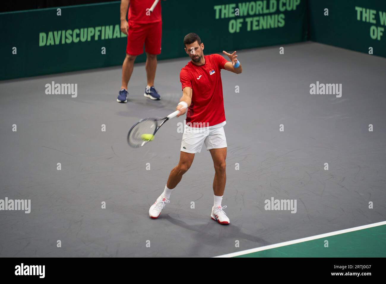 Novak Djokovic serbo si pratica nelle finali di Coppa Davis di Valencia, gruppo C, il 13 settembre 2023 allo Stadio Fuente de San Luis (Valencia, Valencia Dav Foto Stock