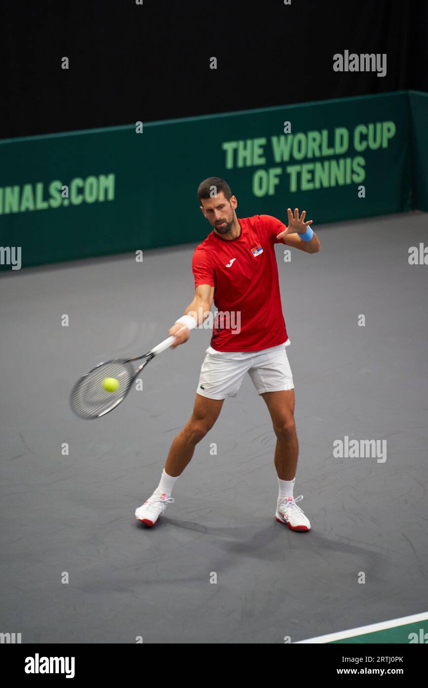 Novak Djokovic serbo si pratica nelle finali di Coppa Davis di Valencia, gruppo C, il 13 settembre 2023 allo Stadio Fuente de San Luis (Valencia, Valencia Dav Foto Stock