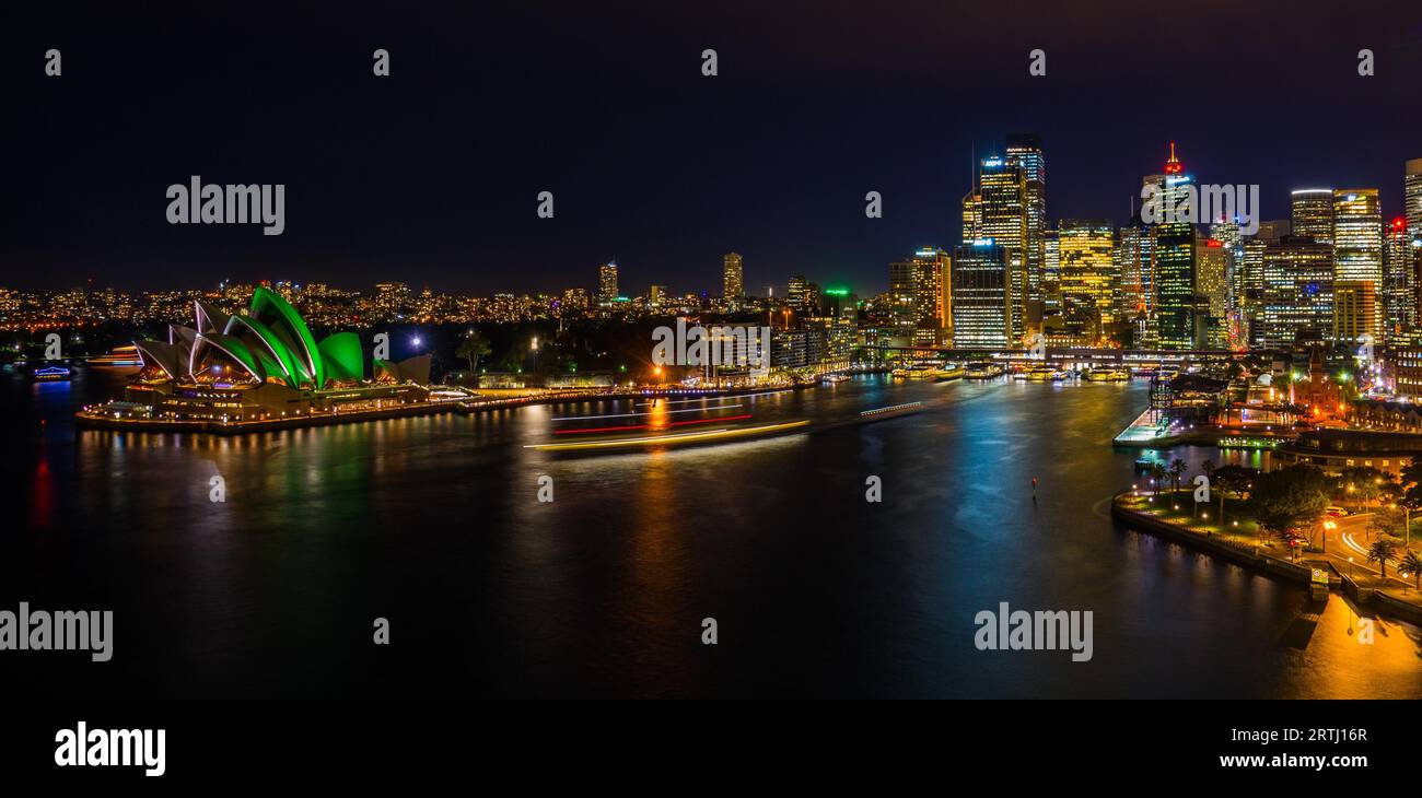 Sydney, la città più grande dell'Australia di notte dal ponte del porto Foto Stock