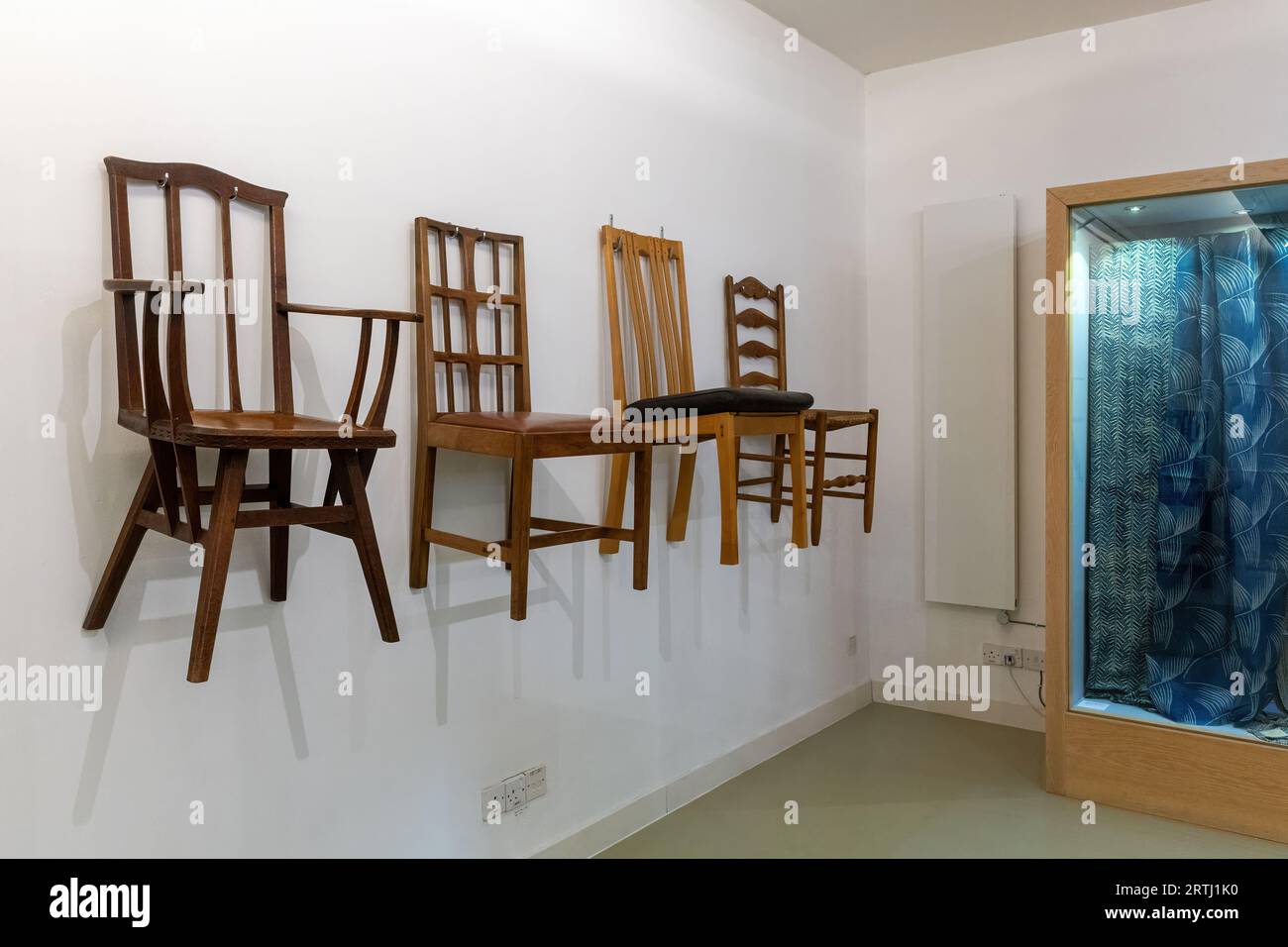 Craft Study Centre a Farnham, Surrey, Inghilterra, Regno Unito. Una mostra che mostra le sedie e la produzione di mobili Foto Stock