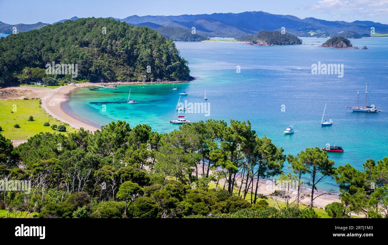 Vista della Baia delle Isole, dell'Isola del Nord e della nuova Zelanda dal punto panoramico, una popolare attrazione turistica con acque turchesi raggiungibili solo in barca Foto Stock