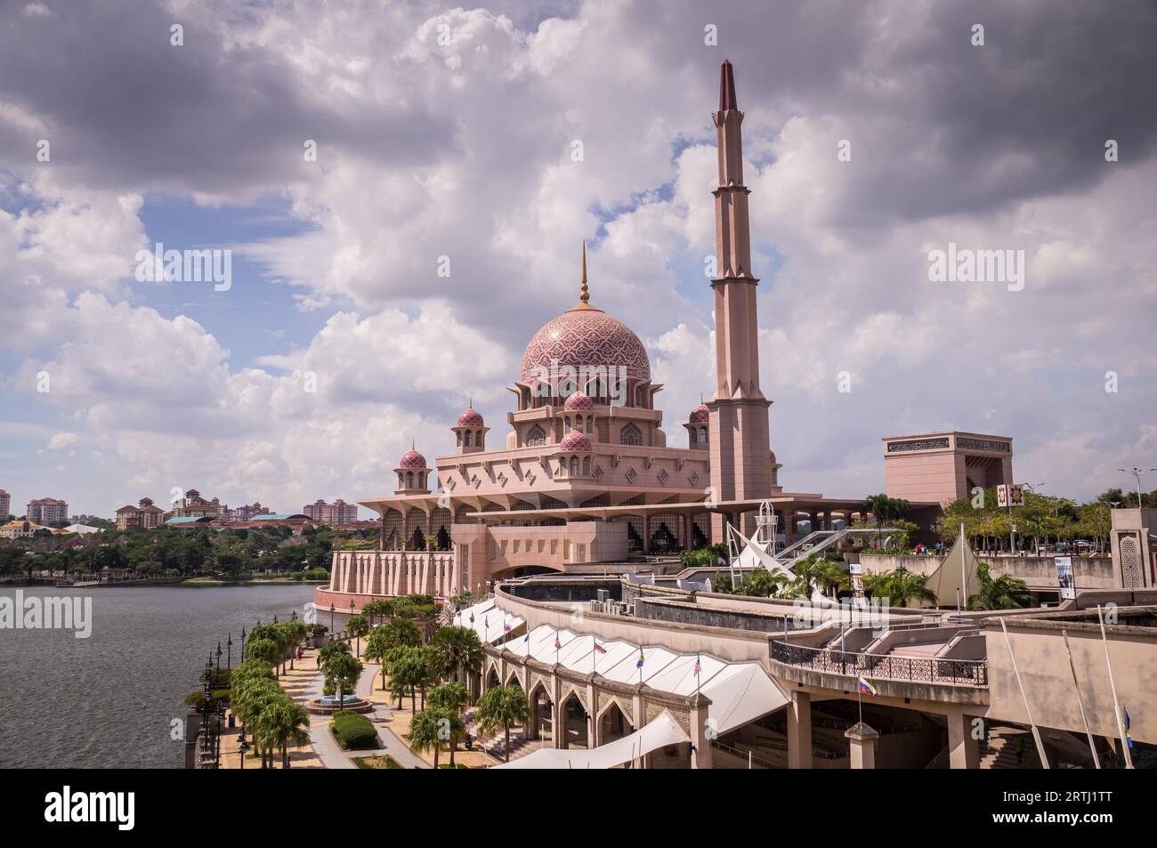 La Moschea Rosa è un famoso punto di riferimento e forte simbolo della religione islamica a Putrjaya, capitale amministrativa della Malesia Foto Stock