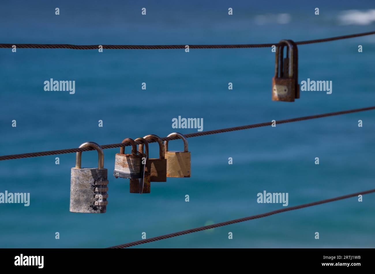 I lucchetti chiusi sulla corda di ferro rappresentano amore e sicurezza Foto Stock