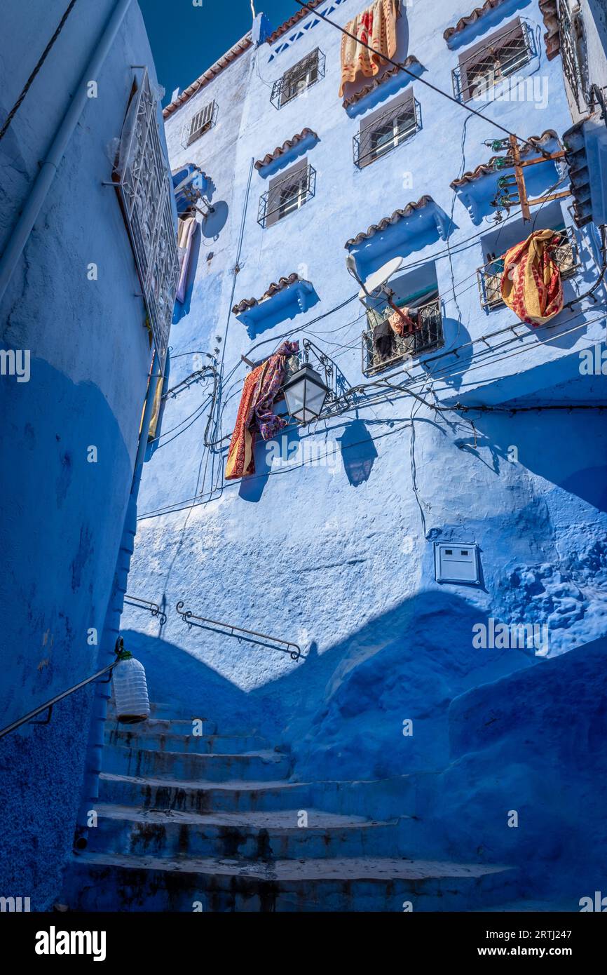 Scalinata nella città Blu di Chefchaouen, Marocco circondata da pareti blu Foto Stock