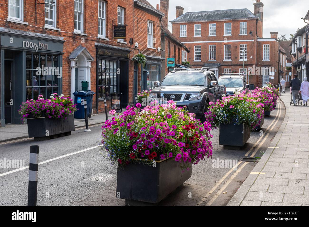Schema di calmante del traffico, piantatori pieni di fiori posti sulla strada per restringere e rallentare il traffico, centro di Farnham, Surrey, Inghilterra, Regno Unito Foto Stock