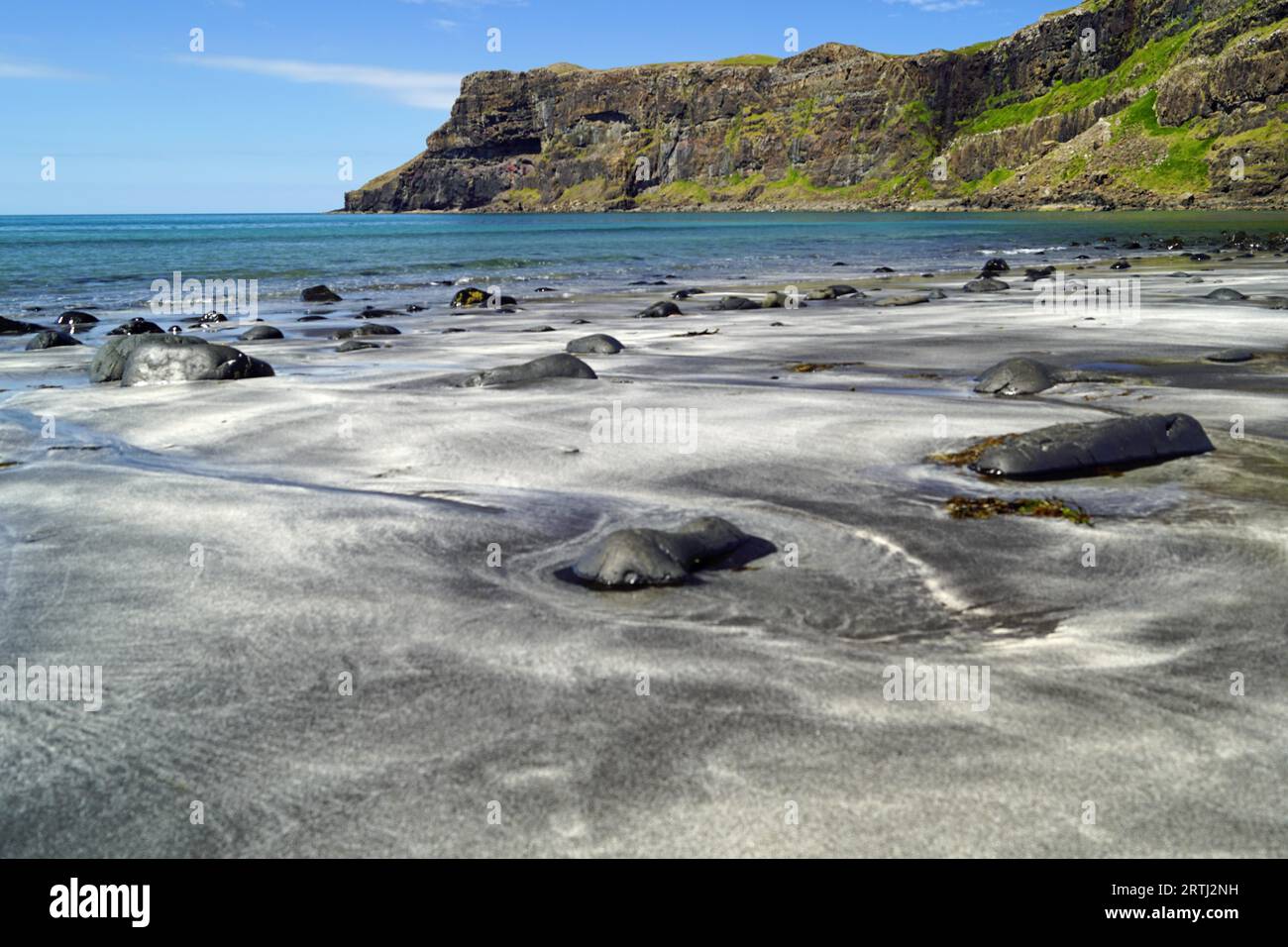 La spiaggia di Talisker è vicino al villaggio di Carbost sull'isola di Skye Foto Stock