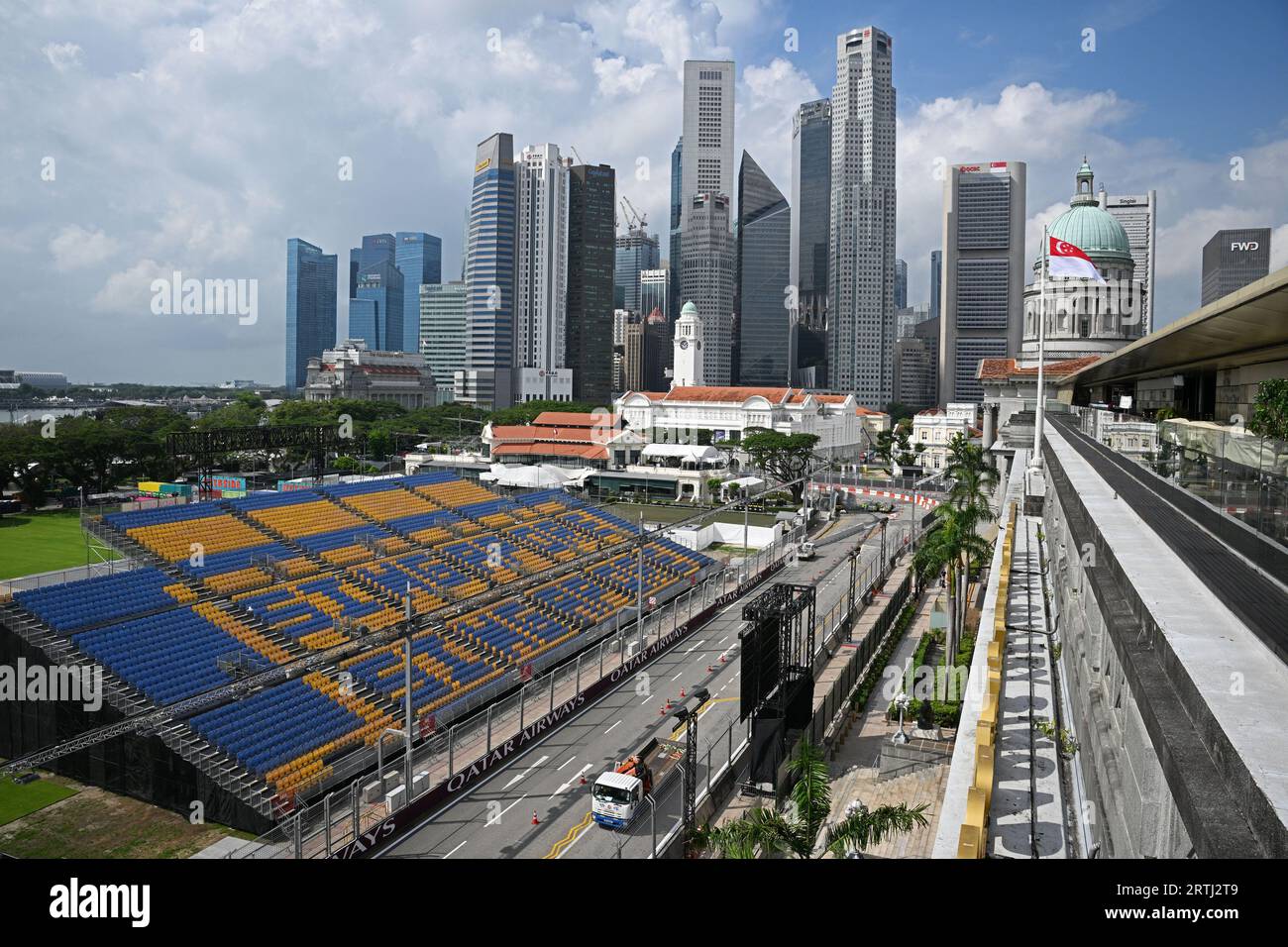 Singapore. 13 settembre 2023. I lavoratori preparano il circuito di Marina Bay Street per il prossimo Gran Premio di F1 di Singapore a Singapore il 13 settembre 2023. Crediti: Poi Chih Wey/Xinhua/Alamy Live News Foto Stock