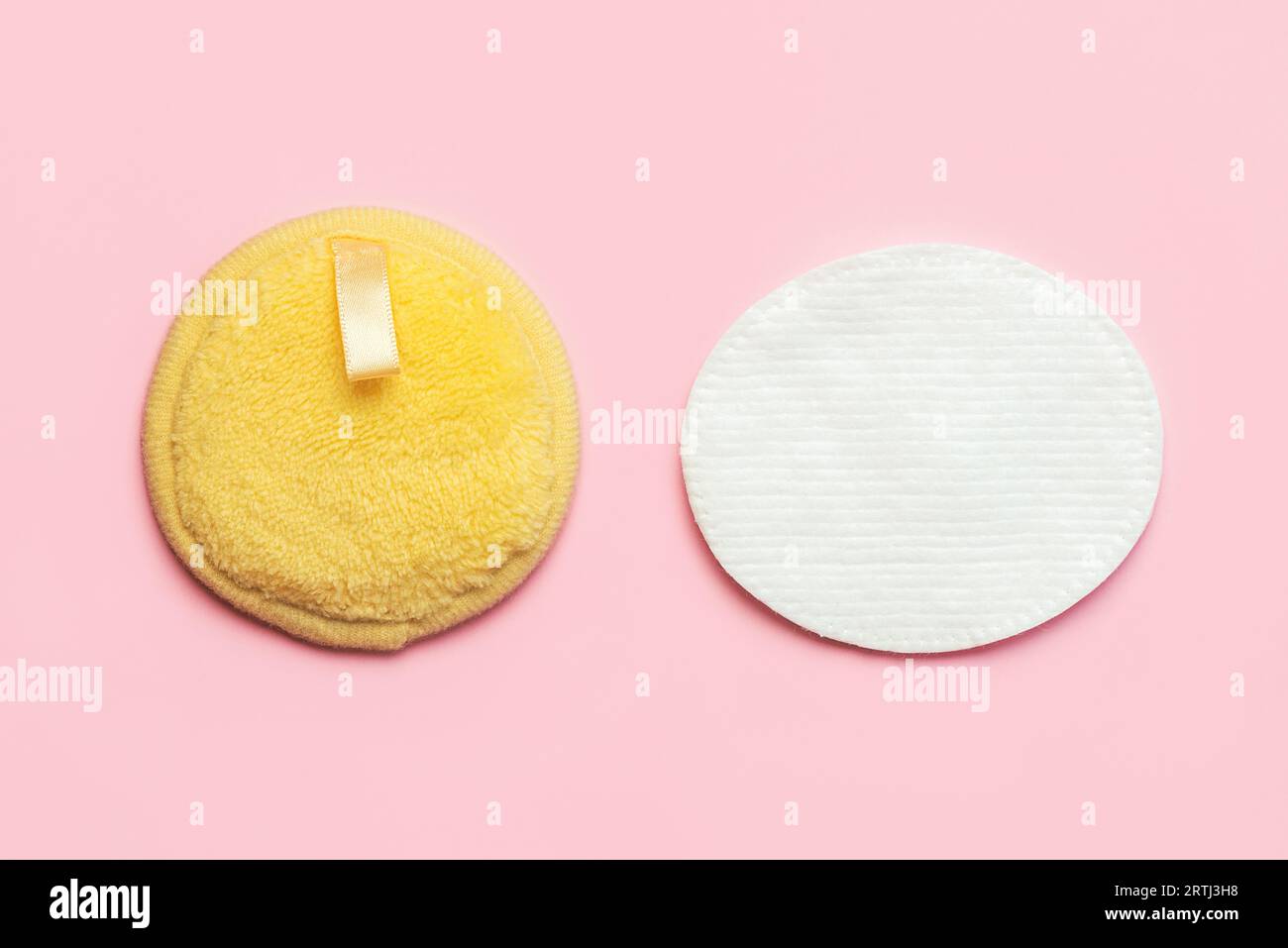 Tampone riutilizzabile per la rimozione del trucco in cotone e tampone ovale per la rimozione del trucco in cotone su sfondo rosa. Sistema di pulizia del viso ecologico e senza sprechi Foto Stock