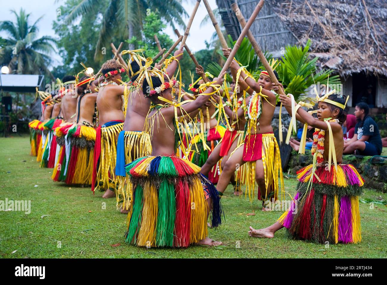 Spettacolo di danza rituale tradizionale di bambù con abiti tradizionali storici, Pacifico meridionale, Isole Caroline, Isola Yap, Stato Yap Foto Stock