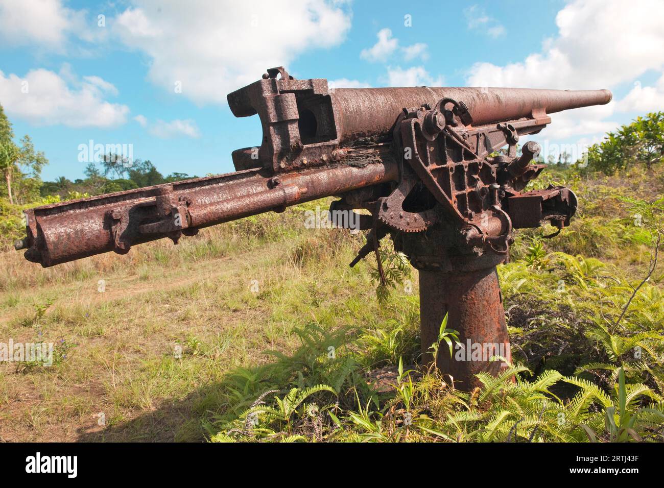 Storico cannone antiaereo giapponese lasciato dietro il memoriale della reliquia della seconda guerra mondiale accanto allo storico aeroporto di Yap Island nel Pacifico meridionale, Isole Caroline, Yap Foto Stock