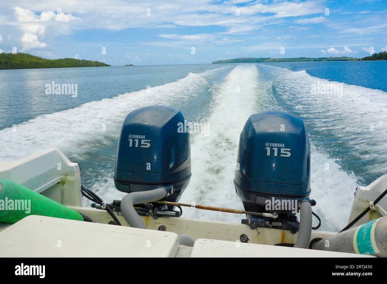 Motore fuoribordo due motori fuoribordo della barca veloce la barca a motore lascia tre file di onde bianche di whitecap a poppa nel fairway causate dall'elica Foto Stock