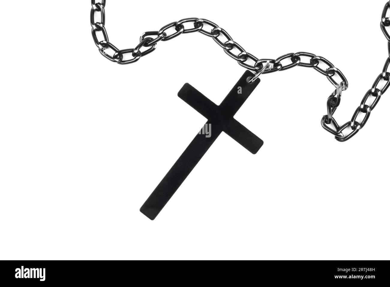 Croce cristiana nera con catena su sfondo bianco Foto Stock