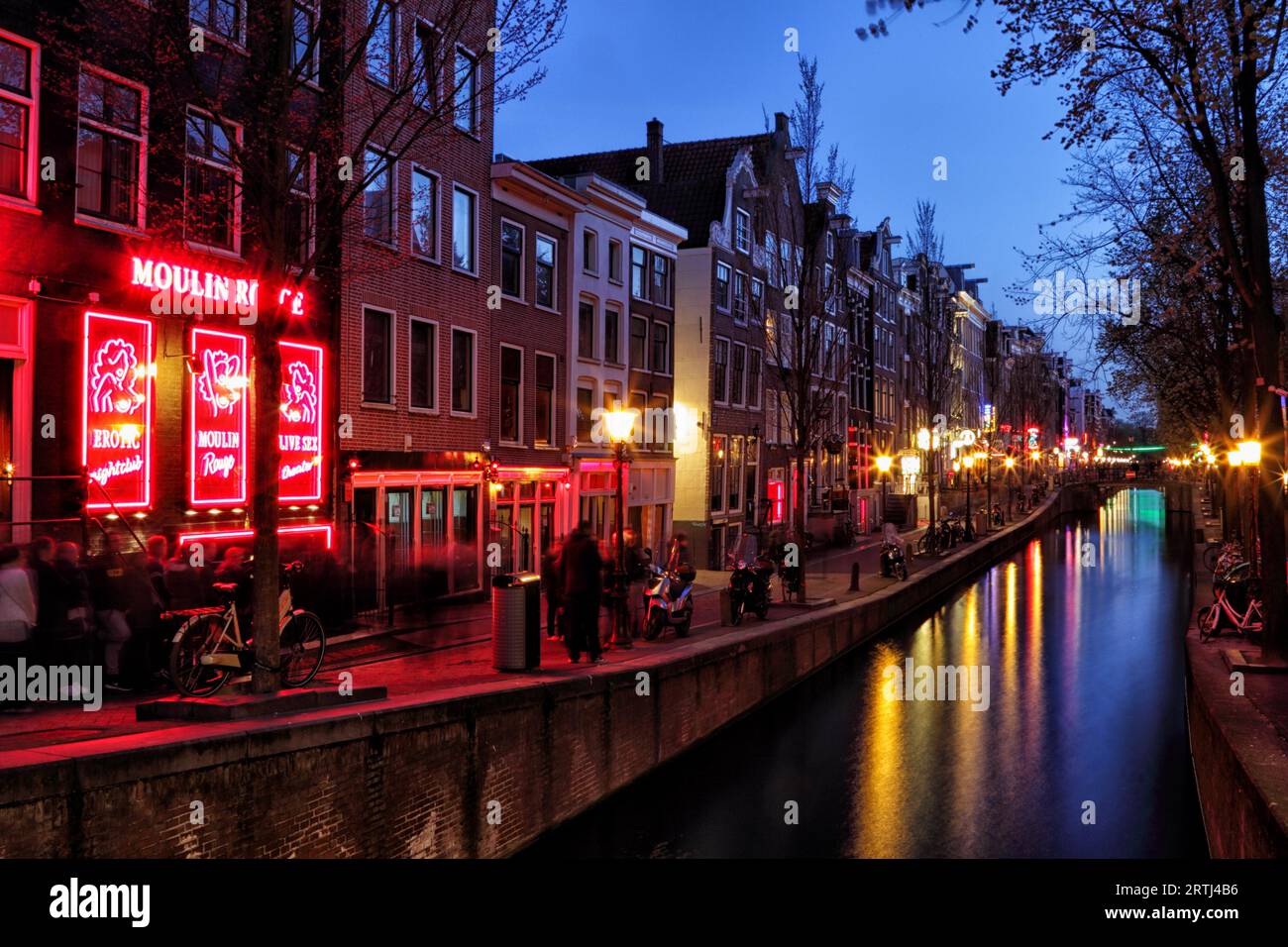 Foto notturna del Moulin Rouge all'Oudezijds Achterburgwal nel quartiere a luci rosse di Amsterdam, Paesi Bassi Foto Stock