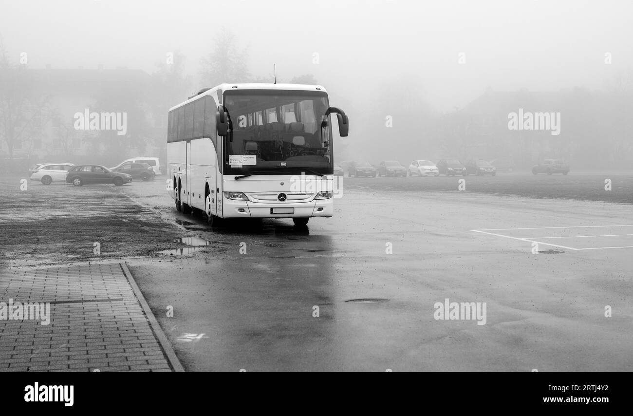 Parcheggiata nella nebbia Foto Stock