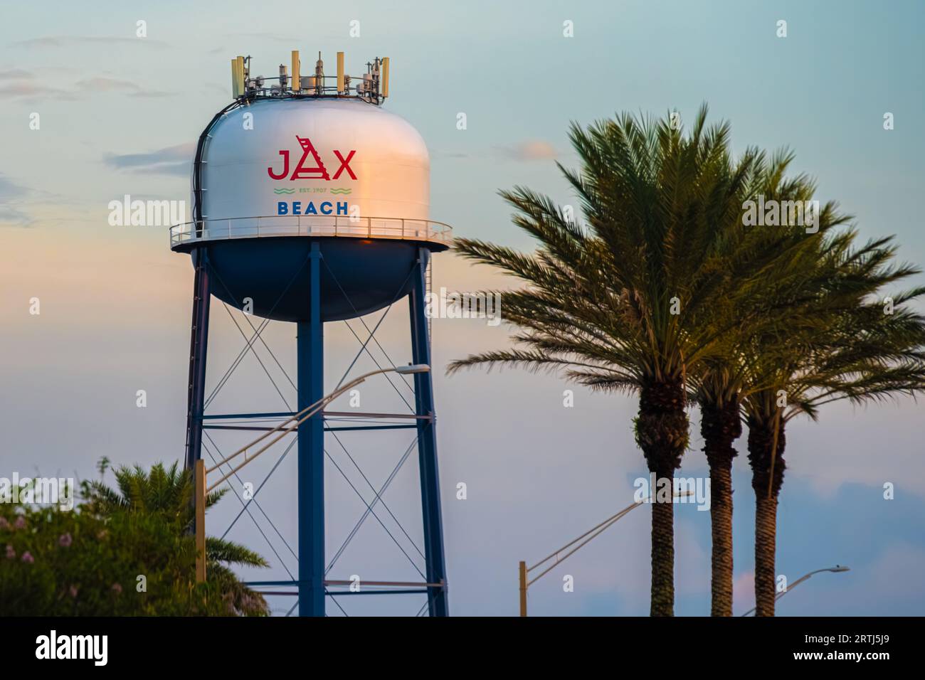 Vista al tramonto della torre d'acqua di Jax Beach dalla A1A Scenic & Historic Coastal Byway a Jacksonville Beach, Florida. (USA) Foto Stock