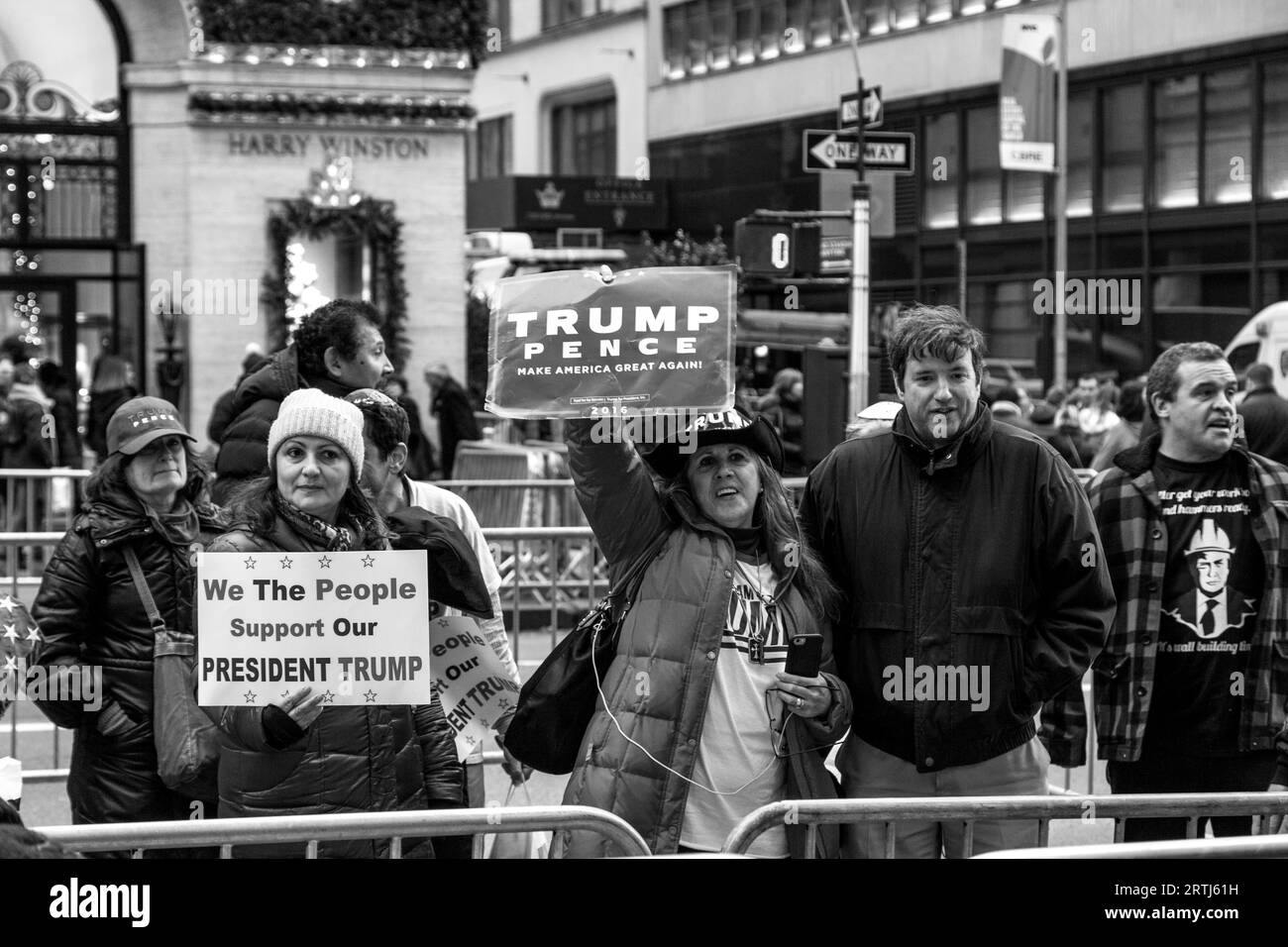 New York, USA, 20 novembre 2016: Un gruppo di sostenitori di Donald Trump sulla 5th avenue di fronte alla Trump Tower a Manhattan Foto Stock