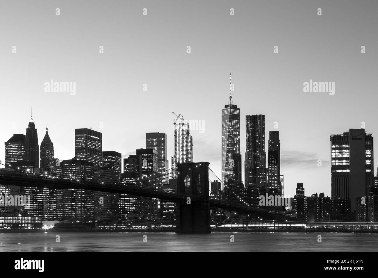 New York, Stati Uniti d'America, 18 novembre 2016: Skyline di Lower Manhattan con Ponte di Brooklyn al tramonto Foto Stock