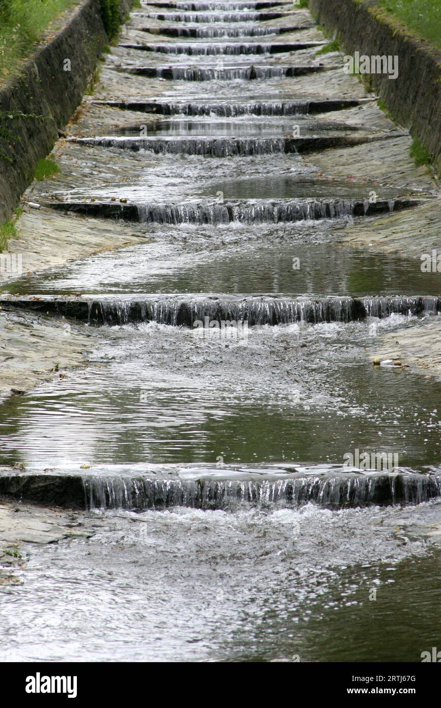 Rabka. Malopolska. Polonia. Serie di cascate d'acqua su piccoli ruscelli murati. Foto Stock
